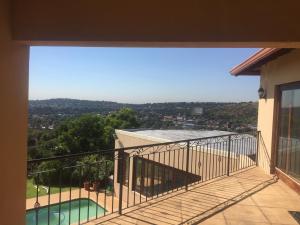 balcón con vistas a la piscina en Views for Africa, en Johannesburgo