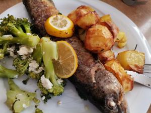 un plato de comida con brócoli de carne y patatas en Torrenerhof en Golling an der Salzach