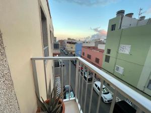 einen Balkon mit Blick auf eine Stadtstraße in der Unterkunft Apartamento colón arinaga in Arinaga