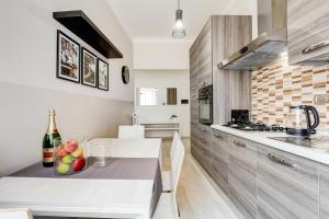 A kitchen or kitchenette at BDC - Prestige 3Bdr 3Bath in Monti District