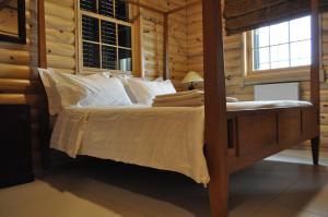 um quarto com uma cama num chalé de madeira em Chalet de Charme, Cedars, Lebanon, Terrace Floor em Al Arz