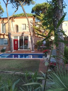 una casa con piscina nel cortile di VILLA BELLA ESTANÇA a Castelldefels