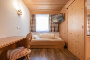 A bed or beds in a room at Stacklerhof