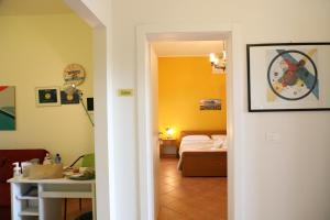 La dimora di Nonno Nuccio في راغوزا: غرفة بسرير وغرفة بها