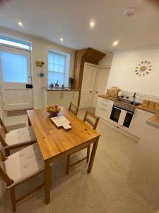 una grande cucina con tavolo e sedie in legno di Stunning Apartment in Newburgh Scotland sleeps 4 a Cupar