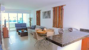sala de estar con sofá y mesa en Torres del Lago B-2, en Cartagena de Indias