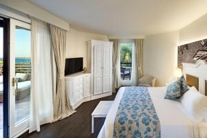 Телевизор и/или развлекательный центр в Hotel Abi d'Oru