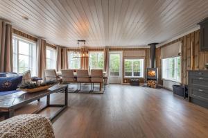 uma sala de estar com um sofá e uma mesa em Cabin with sauna in Trysil em Trysil
