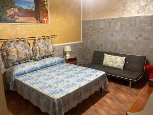 1 dormitorio con 1 cama y 1 sofá en Casa Igiea, en Palermo