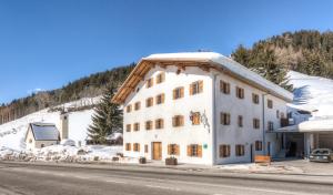 ein weißes Gebäude an der Straßenseite in der Unterkunft Exclusive Apartment Tassenbacherhof in Strassen