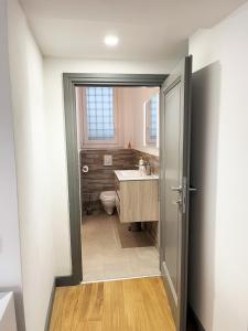 A bathroom at Pantheon Rome Relais