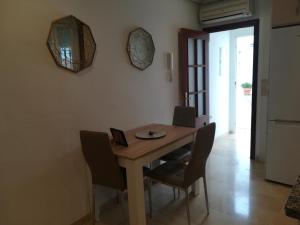 een eetkamer met een houten tafel en stoelen bij CASA ALFONSO in Córdoba