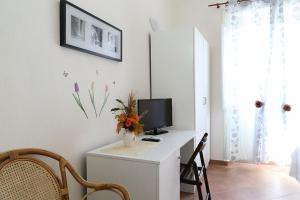 Habitación con escritorio y ordenador. en Mia Palace en Florence