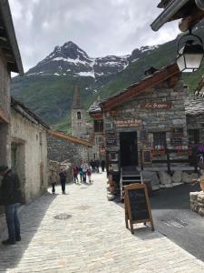 Widok na góry z tego domu w stylu alpejskim