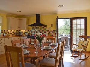 BonnybridgeにあるLawford Lodgeのキッチン(木製テーブル、椅子付)、ダイニングルーム