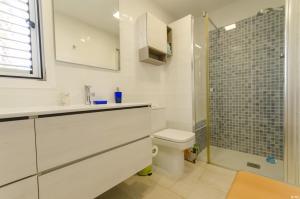 Koupelna v ubytování Holiday apartment with direct sea promenade access