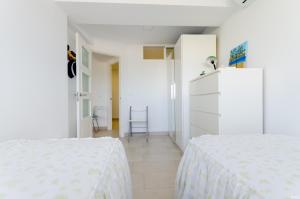 Postel nebo postele na pokoji v ubytování Holiday apartment with direct sea promenade access