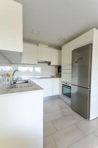 Kuchyň nebo kuchyňský kout v ubytování Holiday apartment with direct sea promenade access + 14 fotografií