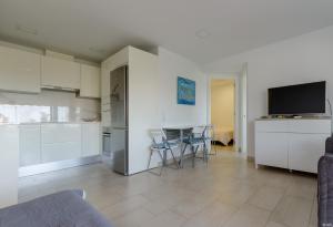 Kuchyň nebo kuchyňský kout v ubytování Holiday apartment with direct sea promenade access