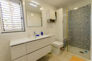 Koupelna v ubytování Holiday apartment with direct sea promenade access