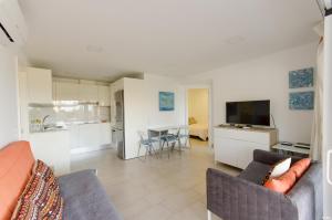 TV a/nebo společenská místnost v ubytování Holiday apartment with direct sea promenade access