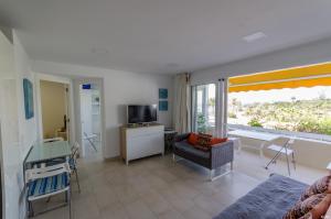 TV a/nebo společenská místnost v ubytování Holiday apartment with direct sea promenade access