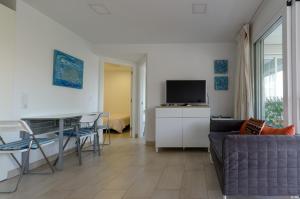 TV a/nebo společenská místnost v ubytování Holiday apartment with direct sea promenade access