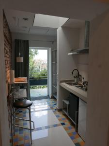 Kuchyň nebo kuchyňský kout v ubytování ROOMS BYTOM