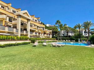 Bazén v ubytování SÖK LA ROMANA seafront Marbella nebo v jeho okolí