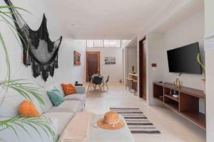 Et tv og/eller underholdning på Lovely 2-Bed Apartment in Tulum with Private Pool