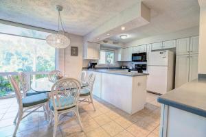 Η κουζίνα ή μικρή κουζίνα στο Island Beach Club #220B +13 φωτογραφίες