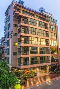 Ban Zong KatiamにあるL18 residence แอลสิบแปด เรสซิเดนซ์の窓が多いアパートメントビル