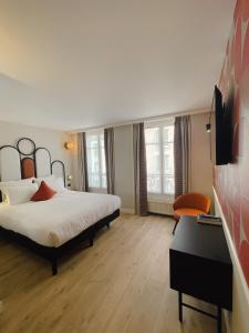 a hotel room with a bed and a desk at Hotel de L'Esperance in Paris