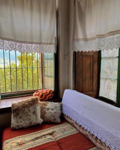 Giường trong phòng chung tại Traditional GuestHouse Permet