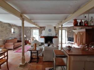 a living room with a stone wall at Os-Auszeit in Oberschwarzach