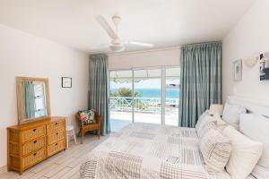 1 dormitorio con cama y vistas al océano en Aruba 16, en Ballito