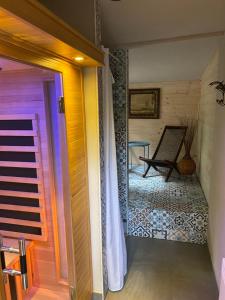 Zimmer mit einem Balkon mit einem Stuhl und einem Tisch in der Unterkunft Mesebeli Vendégház in Kismaros