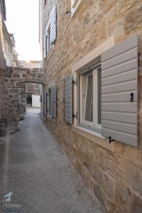 um beco com janelas do lado de um edifício de pedra em Residence Marina em Split