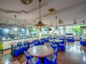 Reštaurácia alebo iné gastronomické zariadenie v ubytovaní Hotel Cempaka Sari