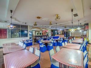 Reštaurácia alebo iné gastronomické zariadenie v ubytovaní Hotel Cempaka Sari