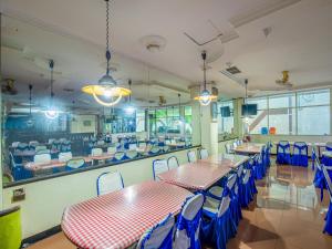 Reštaurácia alebo iné gastronomické zariadenie v ubytovaní Hotel Cempaka Sari