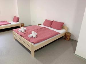 Postel nebo postele na pokoji v ubytování Sruby v areálu Kempy na Seči