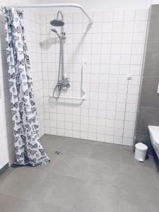 Koupelna v ubytování Sruby v areálu Kempy na Seči