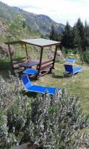 a picnic table and chairs sitting on a hill at La Perla dell'AltaVia in Bertigaro +5 photos