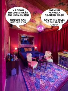 una camera con letto, tavolo e sedie di OROOM St Petersburg - Role Play For Couples in BRNO a Brno