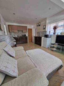 Galeriebild der Unterkunft Lovely studio annex in Lilliput in Poole + 15 Fotos