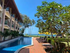 Bazén v ubytování LANTA PURA beach resort-SHA extra plus nebo v jeho okolí + 37 fotografií