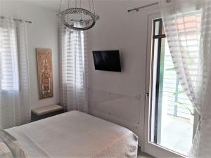 um quarto branco com uma cama e uma janela em Redentore 870 em Veneza