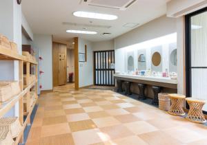 pasillo con baño con tocador y espejos en Yatsugatake Hotel Fuuka, en Hokuto