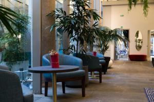 - un hall avec des chaises et une table avec une tasse dans l'établissement Hotel Indigo Milan - Corso Monforte by IHG, à Milan 37 autres photos